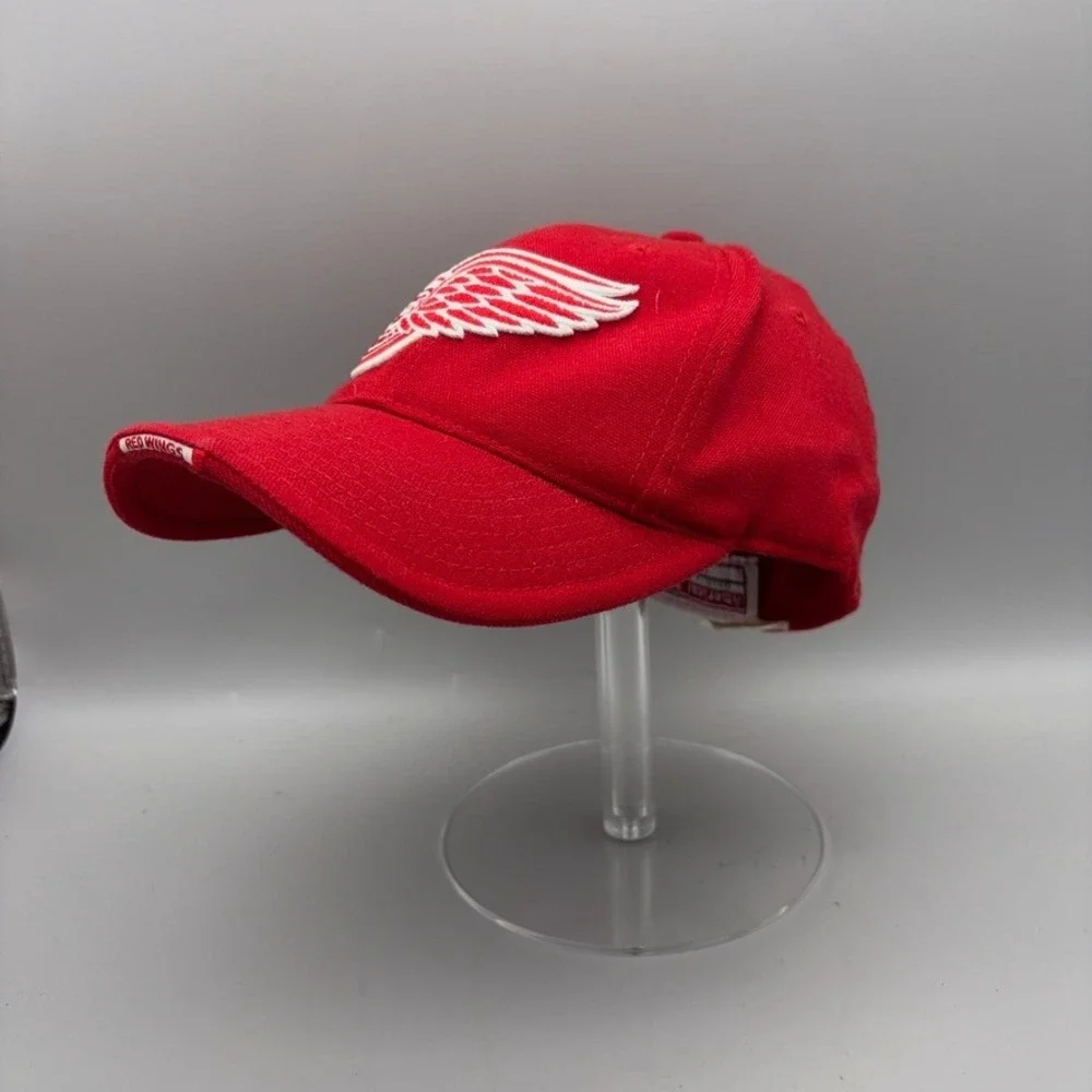 Detroit Red Wings Hat Men S/M Red Embroidered NHL Hockey Cap American Needle